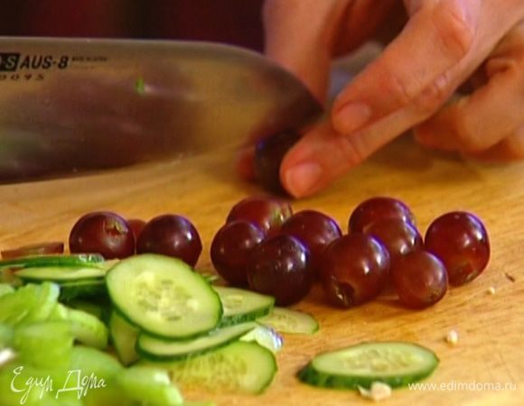 Ягоды винограда разрезать пополам.