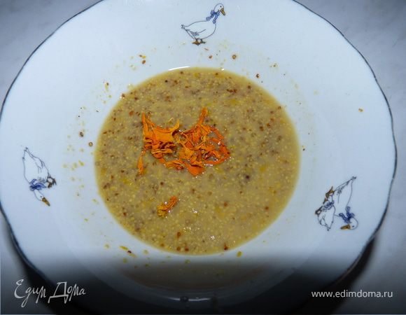 Сделать маринад для курицы: 
соединить сок и цедру половинки лимона, добавить горчицу, мёд и цветочки шафрана.
Замариновать курицу на 30 минут.
Яблоко нарезать.