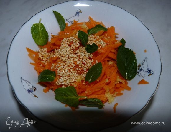 Салат:
1ст. ложку кунжута обжарить на сухой сковороде.
4 моркови очистить, натереть на тёрке. Имбирь также натереть. 
Для соуса соединить 3ст.ложки оливкового масла и сок пол-апельсина и пол-лимона, добавить 1ч.ложку мёда.
Соединить морковь, имбирь, заправить соусом, перемешать, переложить в салатник, посыпать обжаренным кунжутом и мятой.