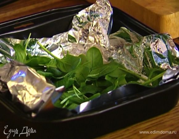 Форму для выпечки застелить фольгой, выложить листья шпината, так чтобы они покрыли все дно (немного листьев оставить).