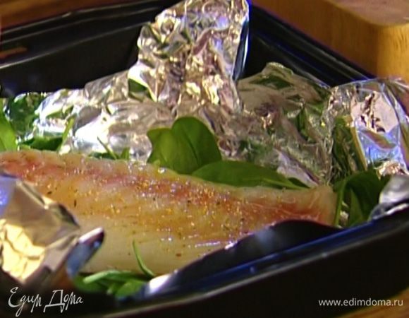 Филе трески с обеих сторон посолить, посыпать приправой для рыбы, сбрызнуть 1 ст. ложкой оливкового масла и уложить на шпинат. 