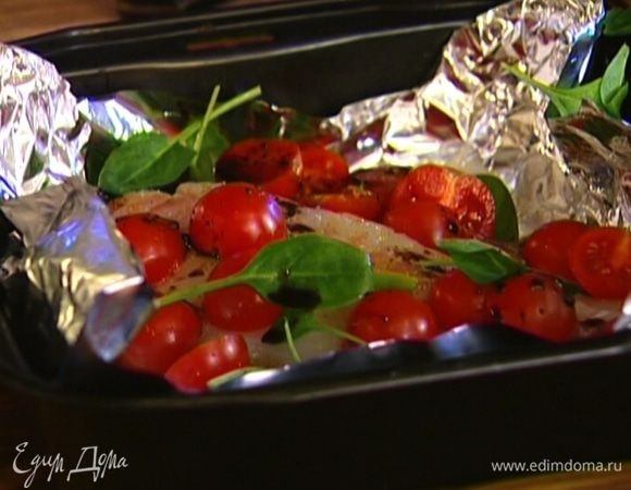 Сверху разложить половинки помидоров, оставшийся шпинат, сбрызнуть все бальзамическим уксусом и оливковым маслом. 