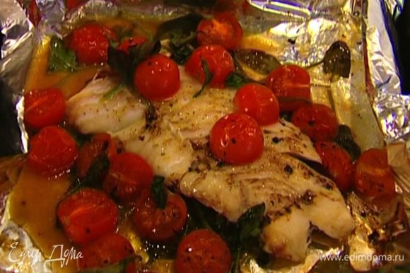 Поставить форму с рыбой в разогретую духовку на 15-20 минут.