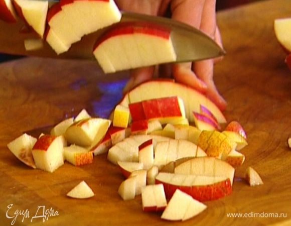 Яблоко и грушу, удалив сердцевину, нарезать маленькими кубиками. 