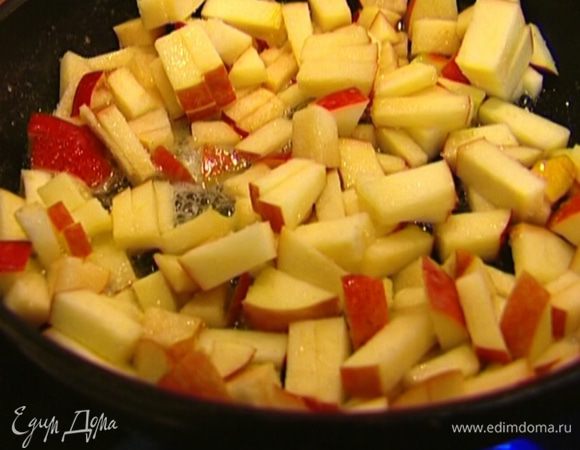 Разогреть сковороду с 1 ст. ложкой сливочного масла, добавить нарезанные яблоко и грушу, посыпать сахаром, перемешать и слегка прогреть. 