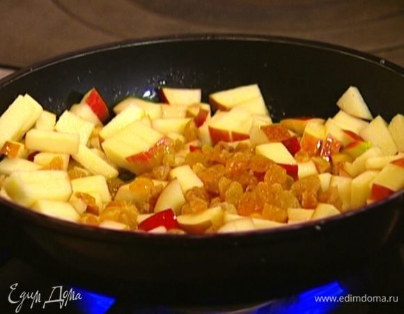 Когда сахар полностью растворится, добавить слегка отжатый изюм и прогревать все на небольшом огне еще 7–10 минут. 
