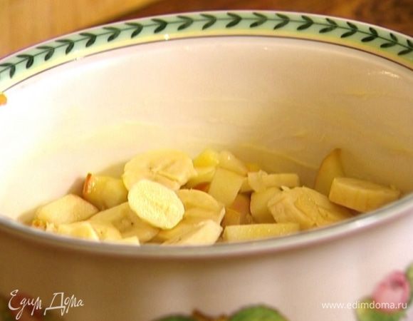 Большую форму для выпечки или несколько небольших форм смазать оставшимся сливочным маслом, разложить в них припущенные фрукты, а сверху банан.