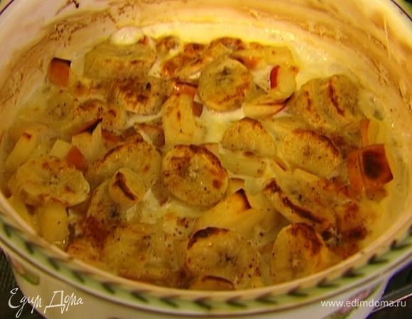 Влить сливки, посыпать мускатным орехом и запекать под грилем 5–7 минут.