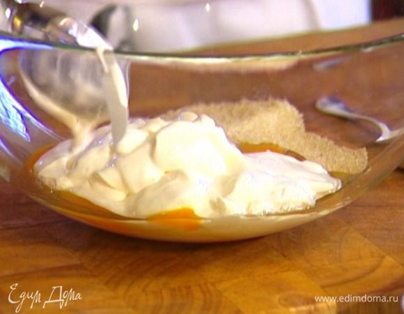 В отдельной посуде смешать сахар, яйцо, сметану, затем влить растительное масло (немного оставить) и взбивать блендером до получения пышной гладкой массы.