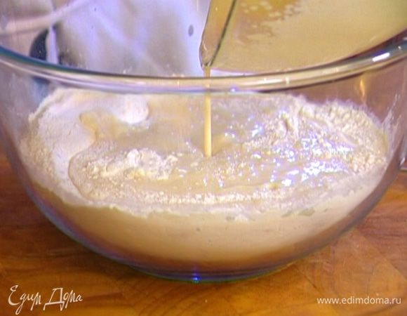 Соединить яично-сметанную массу с мукой, перемешать. 
