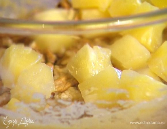 Ананасы добавить в тесто, еще  раз перемешать.