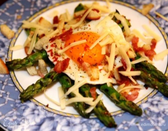 На отдельную тарелку выложить спаржу, яйцо и присыпать все сухарями с беконом и натертым сыром.