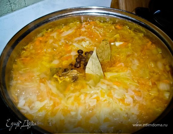 Отправить в кастрюлю. Кинуть душистый перчик и промытый лавровый лист.