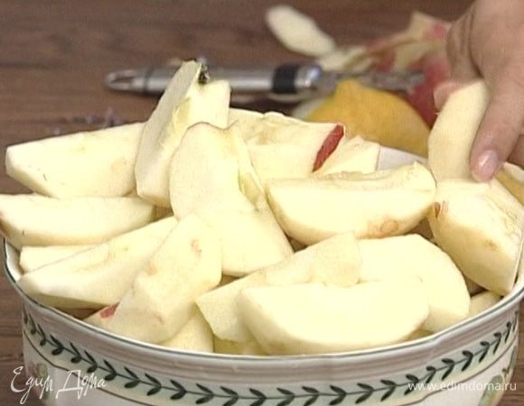 С яблок снять кожуру, разрезать каждое на 8 частей, удалить семена.