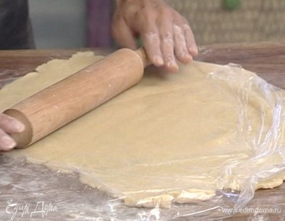 Раскатать тесто так, чтобы получился круглый пласт.