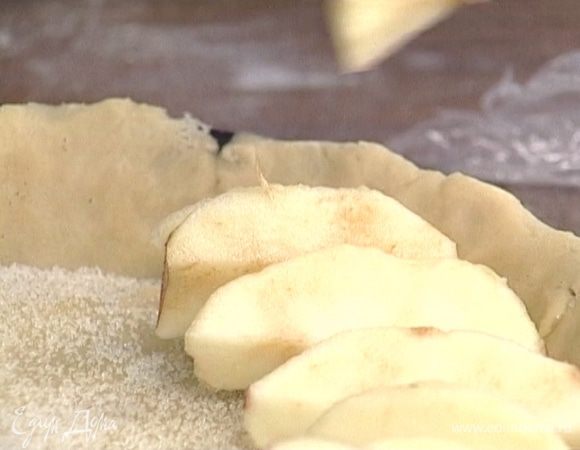 Присыпать тесто сахаром, уложить яблоки веером (как можно компактнее!).