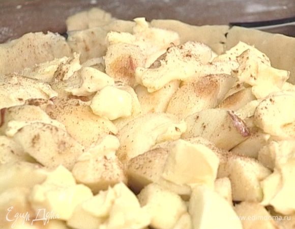 Посыпать сахаром и корицей, сверху разложить небольшие кусочки масла и выпекать в разогретой духовке 25−30 минут.