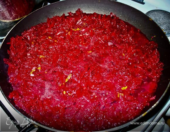 На той же сковороде разогреть вторую половину масла, выложить свеклу, перемешать. Сбрызнуть уксусом, потушить на среднем огне 5 минут, добавить полстакана бульона из кастрюли и оставить томиться под крышкой еще минут 7. Добавить в борщ сахар.