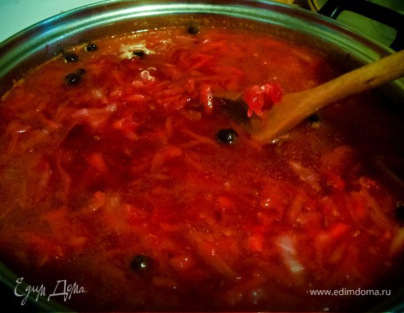 Отправить свеклу в кастрюлю, и дать борщу повариться на маленьком огне еще несколько минут. Попробовать на соль, поперчить. Если у вас есть готовое отварное мясо (говядина, свинина), порежьте его на кусочки и добавьте в борщ. Выньте лавровый лист, он больше не нужен. Дайте настояться борщу 30-40 минут и подавайте со сметаной и зеленью. И сухарики! Сухарики не забудьте!