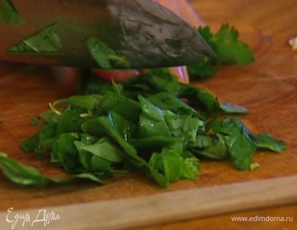 Зелень крупно порубить.