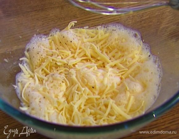 Сыр натереть на крупной терке, большую часть отправить к яйцам.