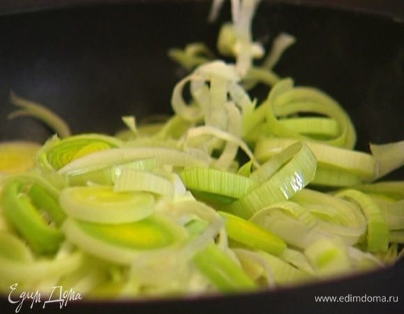 Разогреть в сковороде оливковое и сливочное масло и готовить лук на небольшом огне до прозрачности, затем посолить и поперчить.