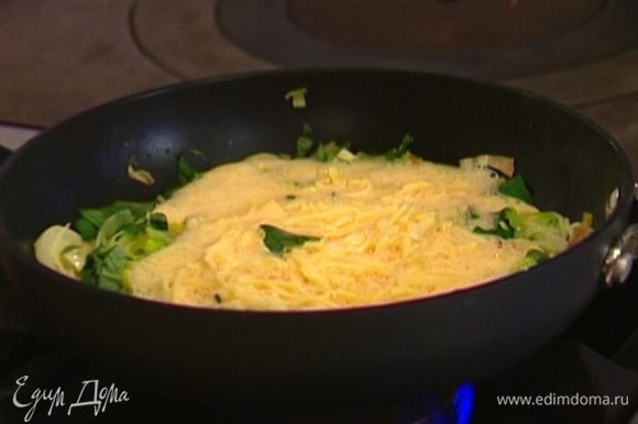 Влить в сковороду яично-сырную массу.