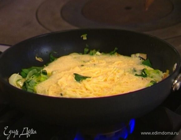 Влить в сковороду яично-сырную массу. 