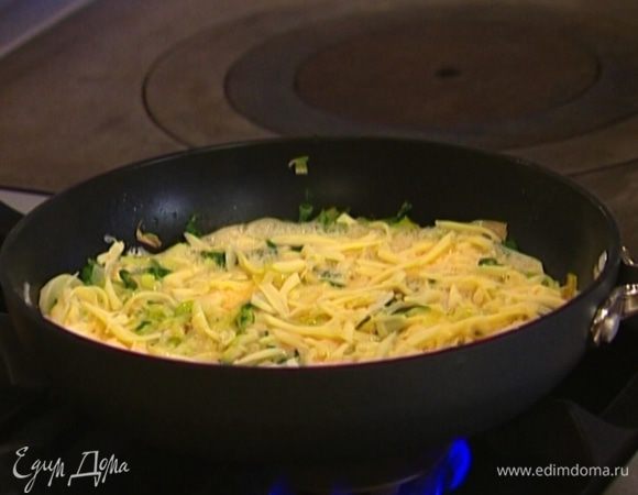 Сверху посыпать оставшимся сыром.