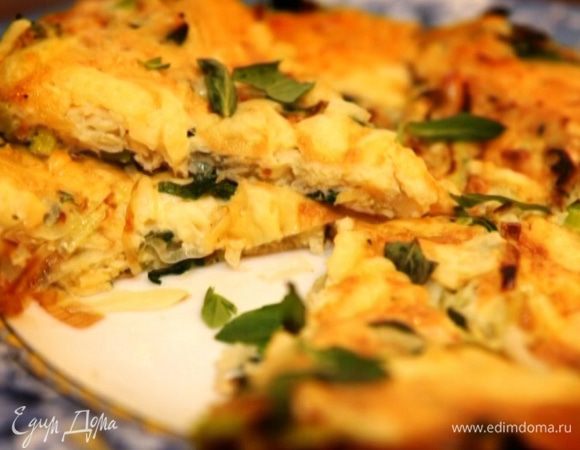 Когда края фриттаты схватятся, отправить ее под гриль на 3-4 минуты.