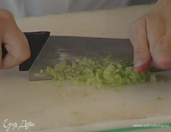 Сельдерей порезать довольно мелко.