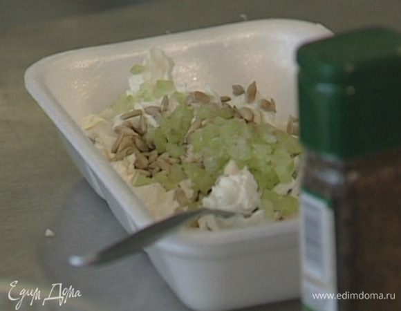 Козий сыр размять вилкой, добавить семечки, сельдерей и чеснок, все перемешать.