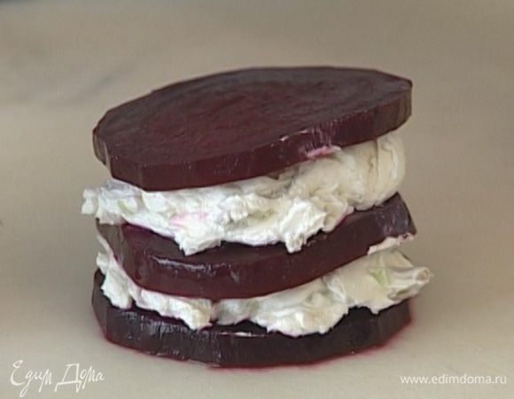 На ломтик свеклы выложить часть начинки, накрыть вторым ломтиком, затем еще слой начинки и еще один ломтик свеклы. Всего 3−4 слоя.