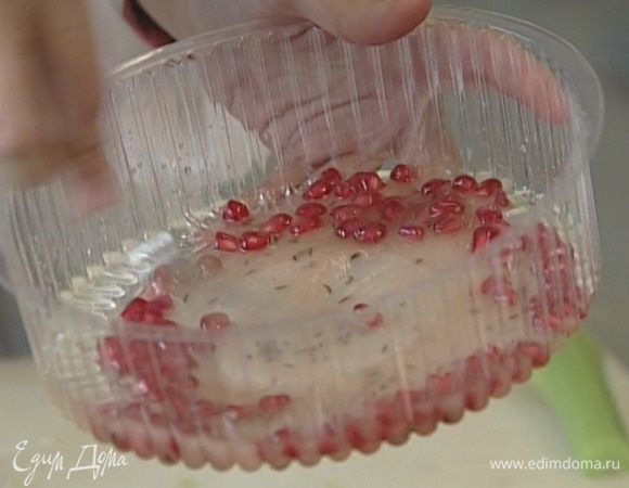 Смешать лимонный и гранатовый сок, растительное масло, перец, тмин, соль и зерна граната.