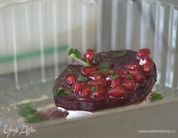 Полить свеклу заправкой и посыпать петрушкой.