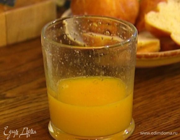 Из половинки апельсина выжать сок и влить в блендер. 