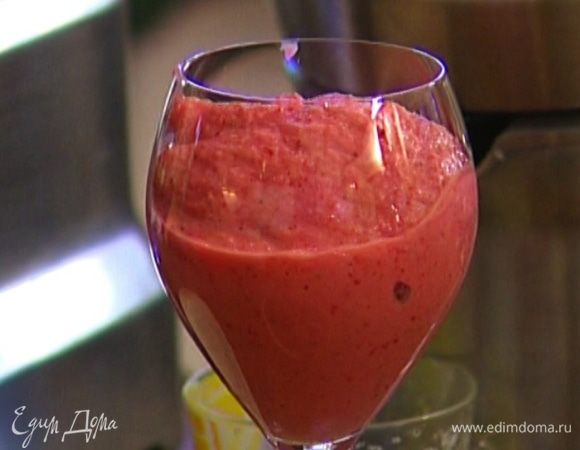 Добавить мед, замороженные ягоды и банан, влить соевое молоко и взбить. 