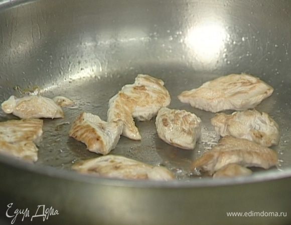 Индейку нарезать небольшими продолговатыми кусочками, посолить, поперчить и обжарить на растительном масле до готовности.