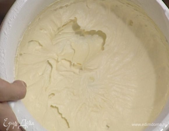 Приготовить тесто: взбить 200 г предварительно размягченного сливочного масла с сахарной пудрой.