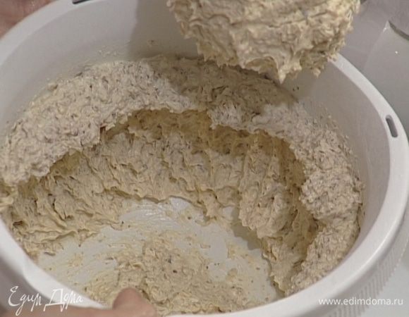 Продолжая взбивать, ввести по одному яйца, добавить орехи, просеянную муку.