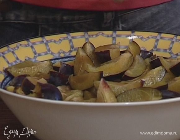 Сливы разрезать вдоль на четыре части.