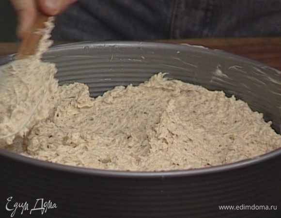 Смазать круглую разъемную форму диаметром 28 см оставшимся сливочным маслом и выложить в нее тесто.