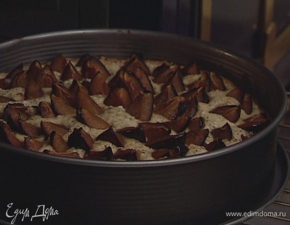 Первые 15 минут выпекать при температуре 190°С, затем убавить до 150°С и выпекать еще 30−40 минут.