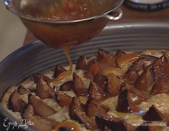 Варенье подогреть в небольшой кастрюле, чтобы оно стало жидким, и протереть через сито. Кулинарной кисточкой смазать пирог вареньем, чтобы получилась блестящая глазурь.