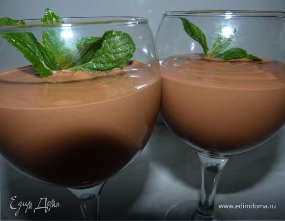 400мл сливок взбить в крепкую пену.
Соединить растопленный шоколад со сливками.