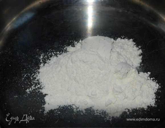 Пассируем МУКУ до золотистого цвета и добавляем МАСЛО!