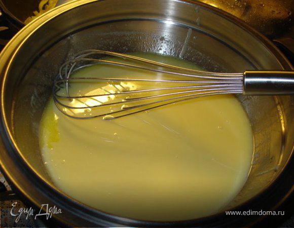 В кипящюю лаву) вливаем МОЛОКО,перетертые ЖЕЛТКИ с САХАРОМ и добавляем ВАНИЛЬ(непереборщи)))  