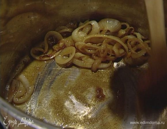 Разогреть в большой кастрюле сливочное и оливковое масло и обжарить лук до прозрачности, не доводя до золотистого цвета, затем всыпать карри и перемешать.