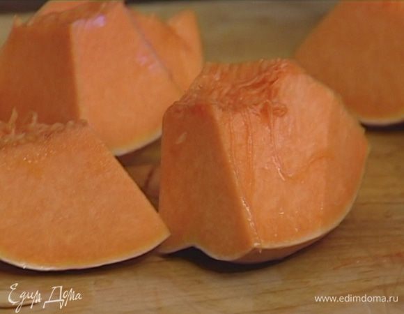 Тыкву нарезать крупными кусками и снять кожуру.
