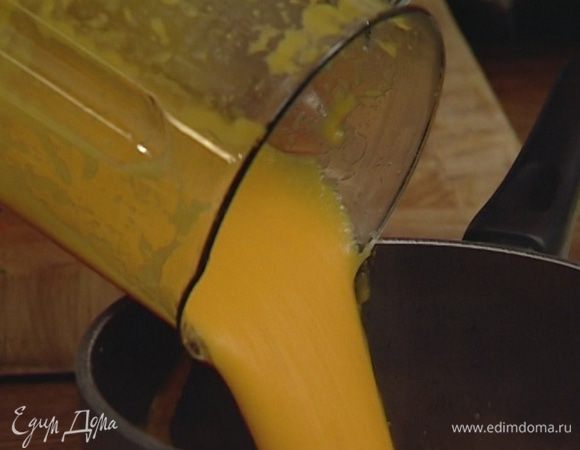 Готовую тыкву взбить в блендере, добавив немного бульона.